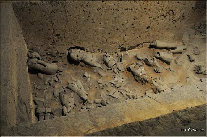 Datée de 2.000 ans, l'armée en terre cuite de 8.000 hommes, protégeait le tombeau de Qin Shi Huang Di, premier empereur de Chine. (38)