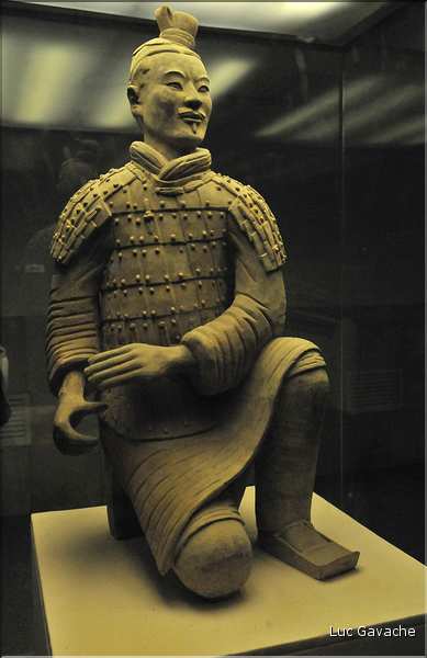 Datée de 2.000 ans, l'armée en terre cuite de 8.000 hommes, protégeait le tombeau de Qin Shi Huang Di, premier empereur de Chine. (39)