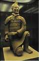 Datée de 2.000 ans, l'armée en terre cuite de 8.000 hommes, protégeait le tombeau de Qin Shi Huang Di, premier empereur de Chine. (39)