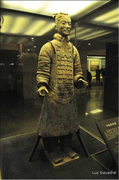 Datée de 2.000 ans, l'armée en terre cuite de 8.000 hommes, protégeait le tombeau de Qin Shi Huang Di, premier empereur de Chine. (41)