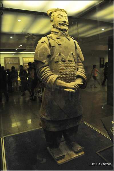 Datée de 2.000 ans, l'armée en terre cuite de 8.000 hommes, protégeait le tombeau de Qin Shi Huang Di, premier empereur de Chine. (42)