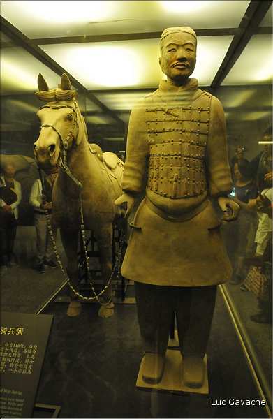 Datée de 2.000 ans, l'armée en terre cuite de 8.000 hommes, protégeait le tombeau de Qin Shi Huang Di, premier empereur de Chine. (43)