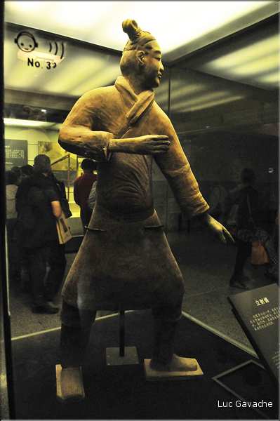 Datée de 2.000 ans, l'armée en terre cuite de 8.000 hommes, protégeait le tombeau de Qin Shi Huang Di, premier empereur de Chine. (44)