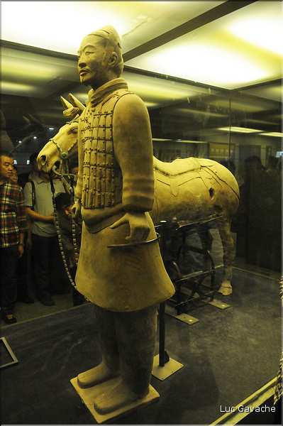 Datée de 2.000 ans, l'armée en terre cuite de 8.000 hommes, protégeait le tombeau de Qin Shi Huang Di, premier empereur de Chine. (45)
