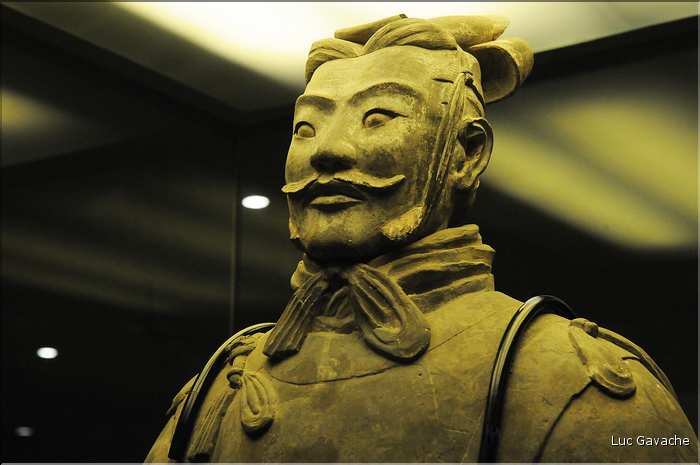 Datée de 2.000 ans, l'armée en terre cuite de 8.000 hommes, protégeait le tombeau de Qin Shi Huang Di, premier empereur de Chine. (47)