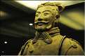Datée de 2.000 ans, l'armée en terre cuite de 8.000 hommes, protégeait le tombeau de Qin Shi Huang Di, premier empereur de Chine. (47)