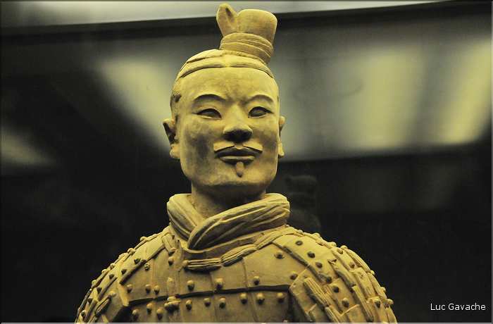 Datée de 2.000 ans, l'armée en terre cuite de 8.000 hommes, protégeait le tombeau de Qin Shi Huang Di, premier empereur de Chine. (49)