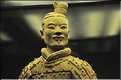 Datée de 2.000 ans, l'armée en terre cuite de 8.000 hommes, protégeait le tombeau de Qin Shi Huang Di, premier empereur de Chine. (49)