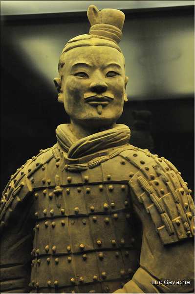 Datée de 2.000 ans, l'armée en terre cuite de 8.000 hommes, protégeait le tombeau de Qin Shi Huang Di, premier empereur de Chine. (50)