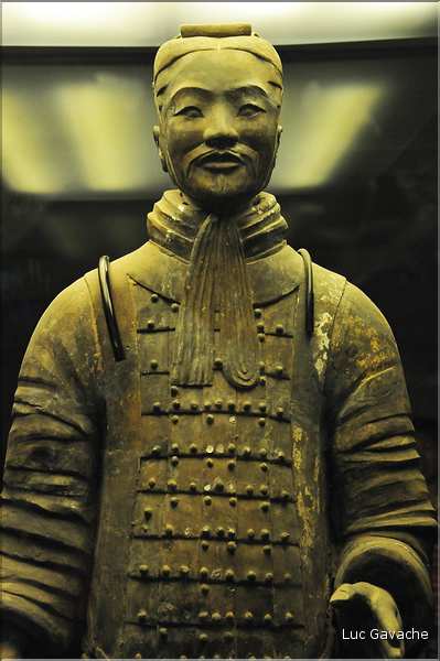 Datée de 2.000 ans, l'armée en terre cuite de 8.000 hommes, protégeait le tombeau de Qin Shi Huang Di, premier empereur de Chine. (51)