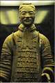 Datée de 2.000 ans, l'armée en terre cuite de 8.000 hommes, protégeait le tombeau de Qin Shi Huang Di, premier empereur de Chine. (51)