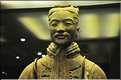 Datée de 2.000 ans, l'armée en terre cuite de 8.000 hommes, protégeait le tombeau de Qin Shi Huang Di, premier empereur de Chine. (52)
