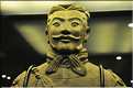 Datée de 2.000 ans, l'armée en terre cuite de 8.000 hommes, protégeait le tombeau de Qin Shi Huang Di, premier empereur de Chine. (53)