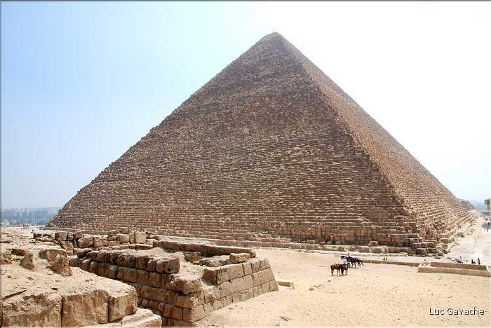 Sur le plateau  de Guizeh aux portes du Caire, la pyramide de Chéops  (1)