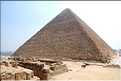 Sur le plateau  de Guizeh aux portes du Caire, la pyramide de Chéops  (1)