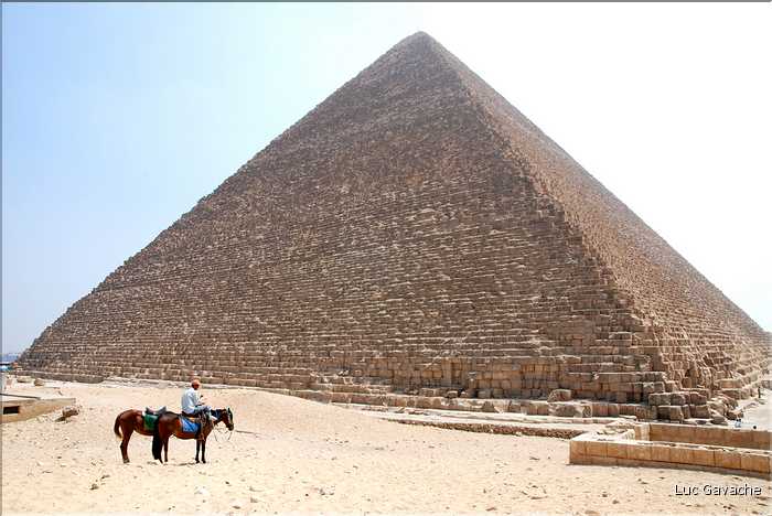 Sur le plateau  de Guizeh aux portes du Caire, la pyramide de Chéops (2)