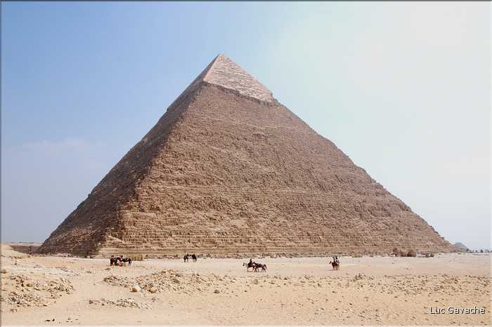 Sur le plateau  de Guizeh aux portes du Caire, la pyramide de Chéphren (2)