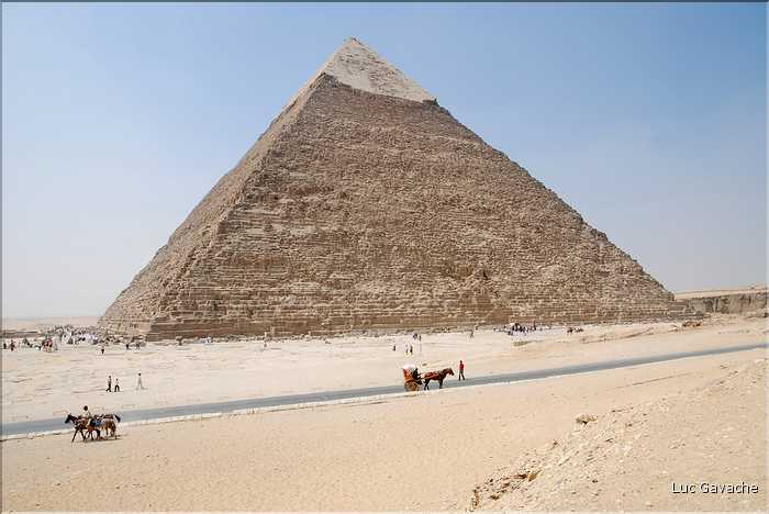 Sur le plateau  de Guizeh aux portes du Caire, la pyramide de Chéphren (3)