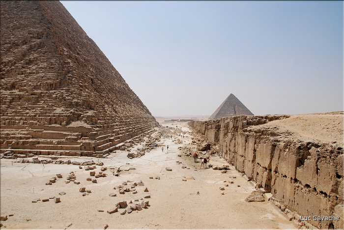 Sur le plateau  de Guizeh aux portes du Caire, les pyramides de Chéphren, en premier plan  et de Mykérinos (2)