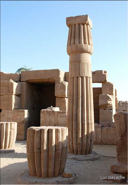 Détails des colonnes du temple de Karnak à Louxor. (1)jpg