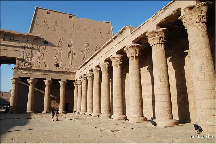 Le temple d'Edfou fut édifié par la dynastie des Ptolémée de -237 à -57 Av. J.C. (1)