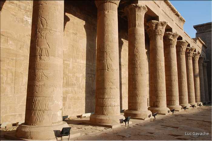 Le temple d'Edfou fut édifié par la dynastie des Ptolémée de -237 à -57 Av. J.C. (2)
