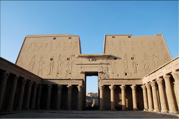Le temple d'Edfou fut édifié par la dynastie des Ptolémée de -237 à -57 Av. J.C. (3)