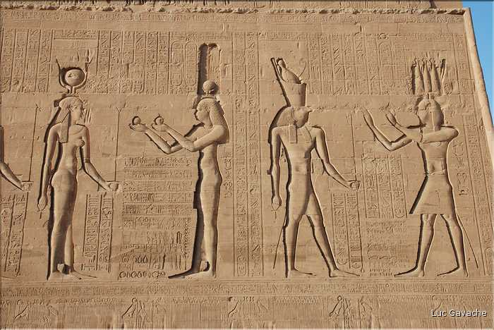 Le temple d'Edfou fut édifié par la dynastie des Ptolémée de -237 à -57 Av. J.C. (4)