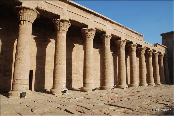 Le temple d'Edfou fut édifié par la dynastie des Ptolémée de -237 à -57 Av. J.C. (7)