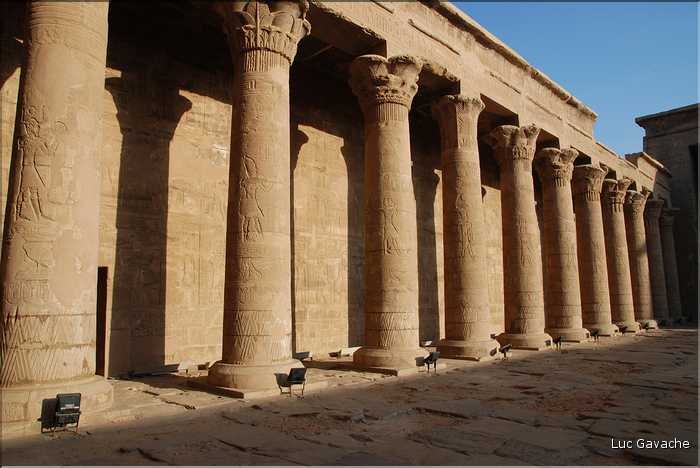 Le temple d'Edfou fut édifié par la dynastie des Ptolémée de -237 à -57 Av. J.C. (8)