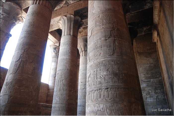 Le temple d'Edfou fut édifié par la dynastie des Ptolémée de -237 à -57 Av. J.C. (9)
