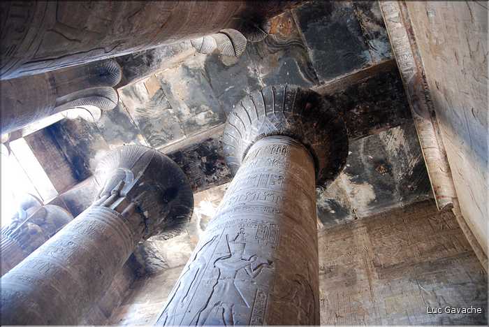 Le temple d'Edfou fut édifié par la dynastie des Ptolémée de -237 à -57 Av. J.C. (10)