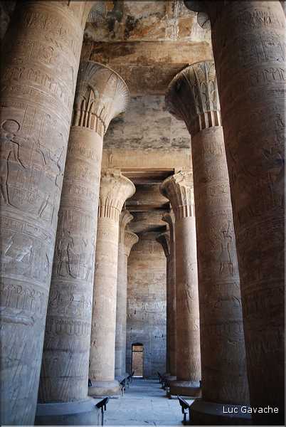 Le temple d'Edfou fut édifié par la dynastie des Ptolémée de -237 à -57 Av. J.C. (12)