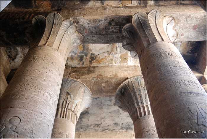 Le temple d'Edfou fut édifié par la dynastie des Ptolémée de -237 à -57 Av. J.C. (13)
