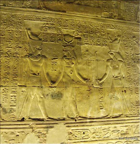 Le temple d'Edfou fut édifié par la dynastie des Ptolémée de -237 à -57 Av. J.C. (14)