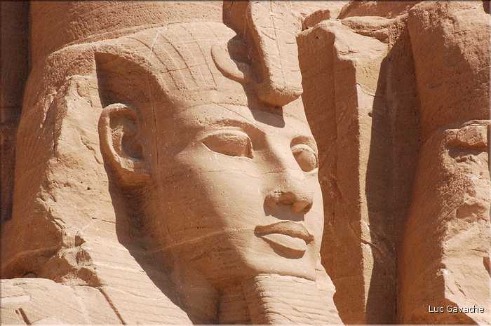 Le grand temple d'Abou Simbel est dédié à Ramses II et a été édifié par lui au XIII éme siécle av. J.C. (2)