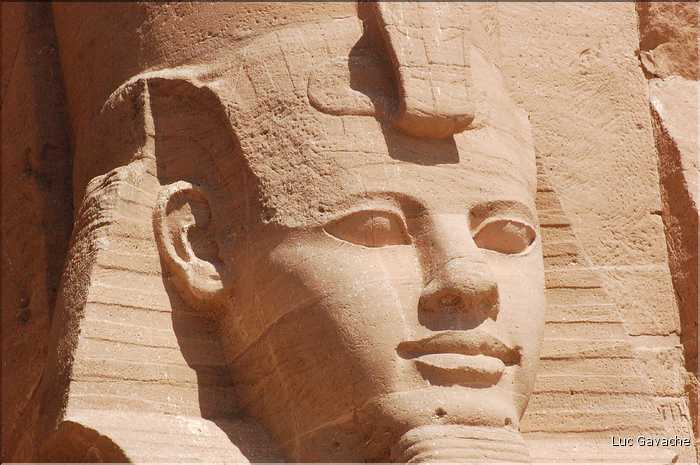 Le grand temple d'Abou Simbel est dédié à Ramses II et a été édifié par lui au XIII éme siécle av. J.C. (3)