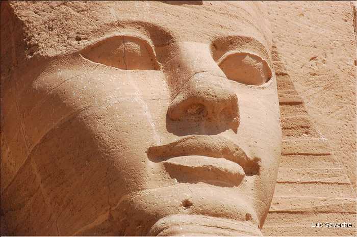 Le grand temple d'Abou Simbel est dédié à Ramses II et a été édifié par lui au XIII éme siécle av. J.C. (4)