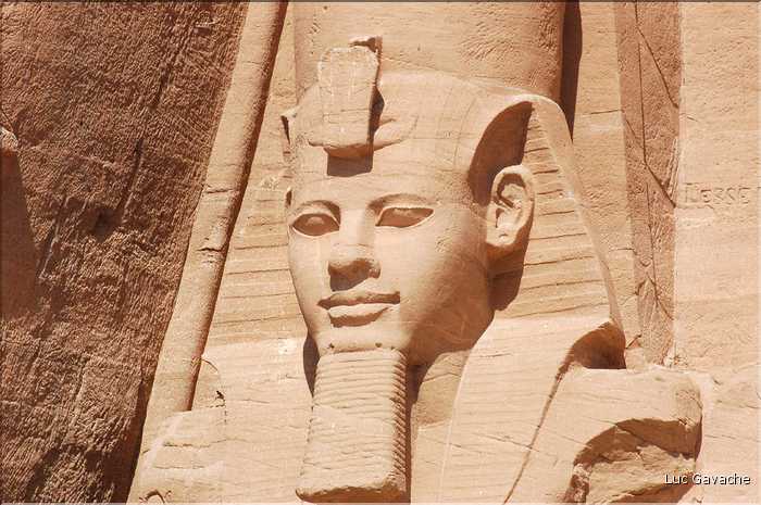 Le grand temple d'Abou Simbel est dédié à Ramses II et a été édifié par lui au XIII éme siécle av. J.C. (5)