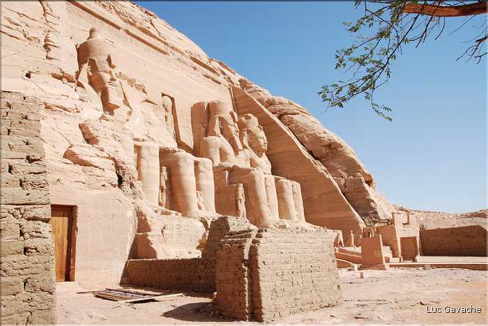 Le grand temple d'Abou Simbel est dédié à Ramses II et a été édifié par lui au XIII éme siécle av. J.C. (6)