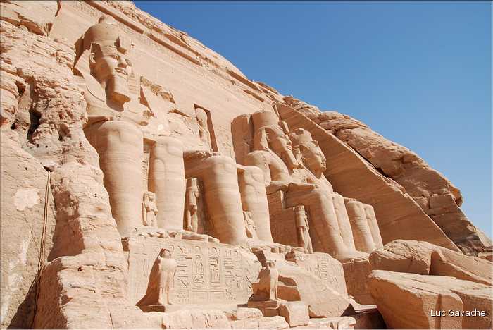 Le grand temple d'Abou Simbel est dédié à Ramses II et a été édifié par lui au XIII éme siécle av. J.C. (7)