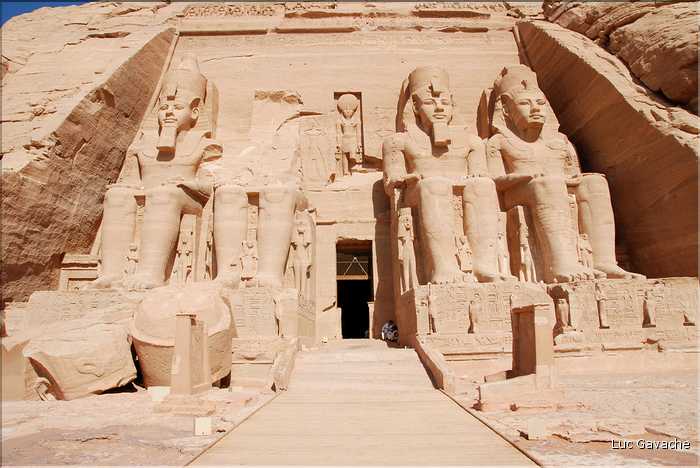 Le grand temple d'Abou Simbel est dédié à Ramses II et a été édifié par lui au XIII éme siécle av. J.C. (8)