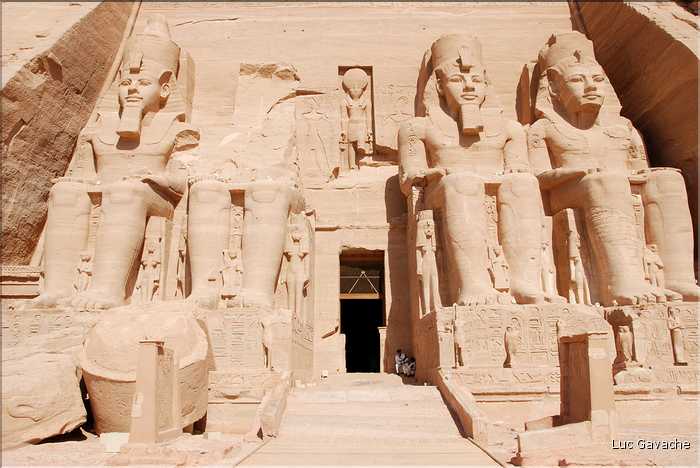 Le grand temple d'Abou Simbel est dédié à Ramses II et a été édifié par lui au XIII éme siécle av. J.C. (9)