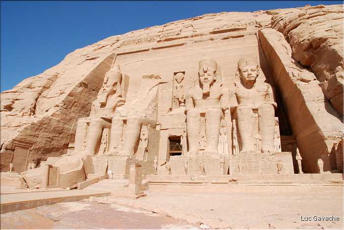 Le grand temple d'Abou Simbel est dédié à Ramses II et a été édifié par lui au XIII éme siécle av. J.C. (10)
