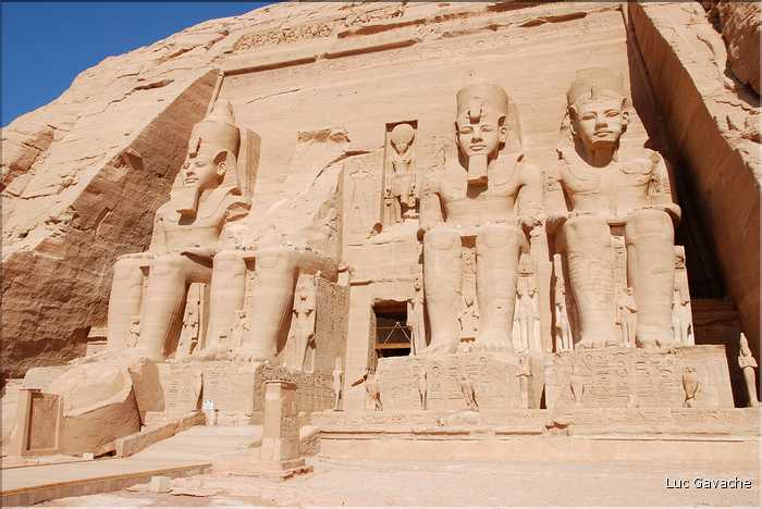 Le grand temple d'Abou Simbel est dédié à Ramses II et a été édifié par lui au XIII éme siécle av. J.C. (11)