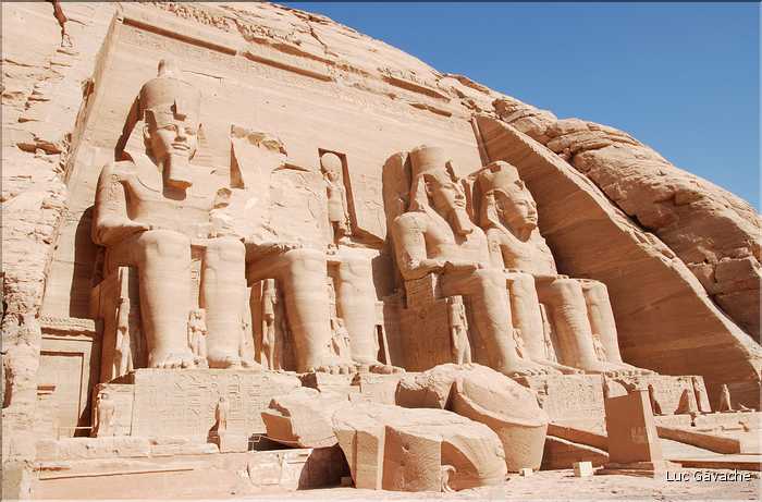Le grand temple d'Abou Simbel est dédié à Ramses II et a été édifié par lui au XIII éme siécle av. J.C. (12)