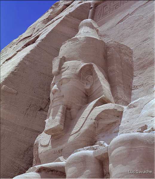 Le grand temple d'Abou Simbel est dédié à Ramses II et a été édifié par lui au XIII éme siécle av. J.C. (13)