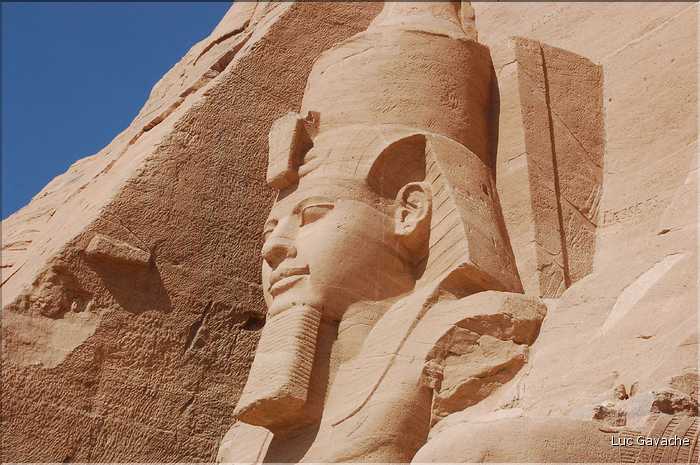 Le grand temple d'Abou Simbel est dédié à Ramses II et a été édifié par lui au XIII éme siécle av. J.C. (14)