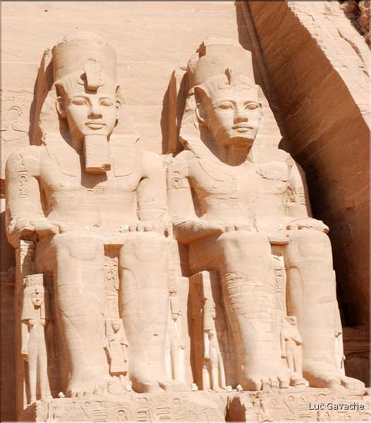 Le grand temple d'Abou Simbel est dédié à Ramses II et a été édifié par lui au XIII éme siécle av. J.C. (15)