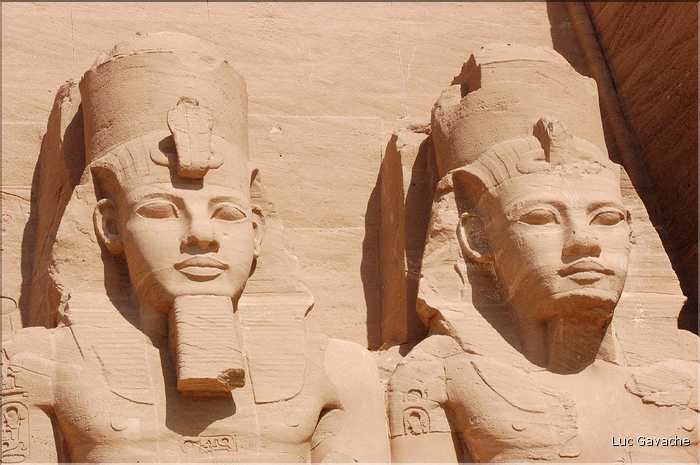 Le grand temple d'Abou Simbel est dédié à Ramses II et a été édifié par lui au XIII éme siécle av. J.C. (16)
